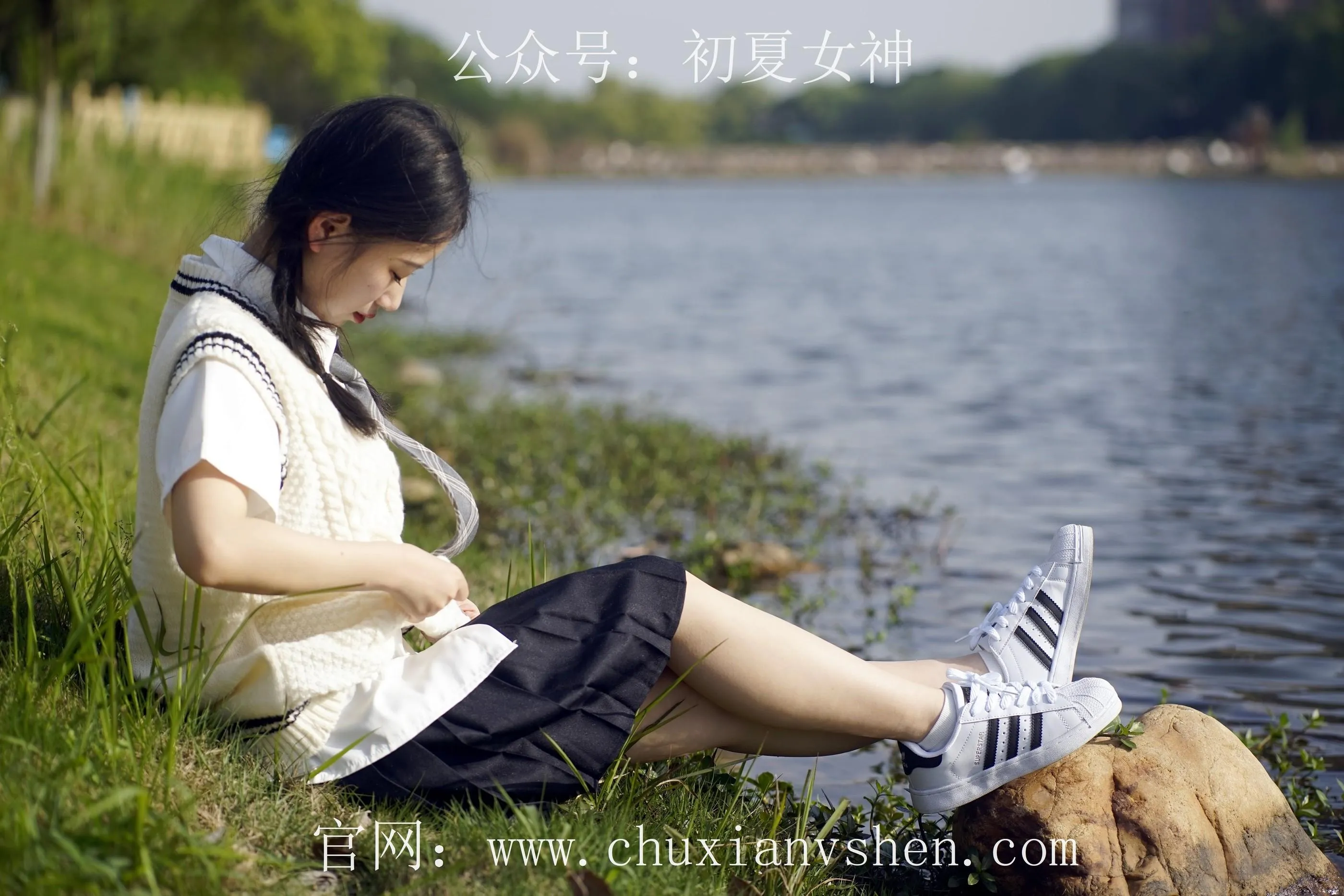 初夏女神 NO.061 念念 春秋JK套搭配三叶草贝壳头鞋 [115P]插图3